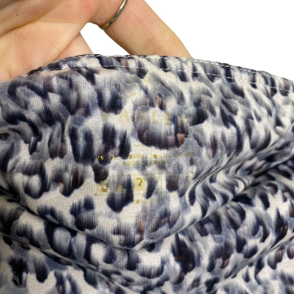 Women's Leggings Cropped Gray Cheetah Activewear Fitted Elastic Waist‎ Size L - Picture 3 of 3